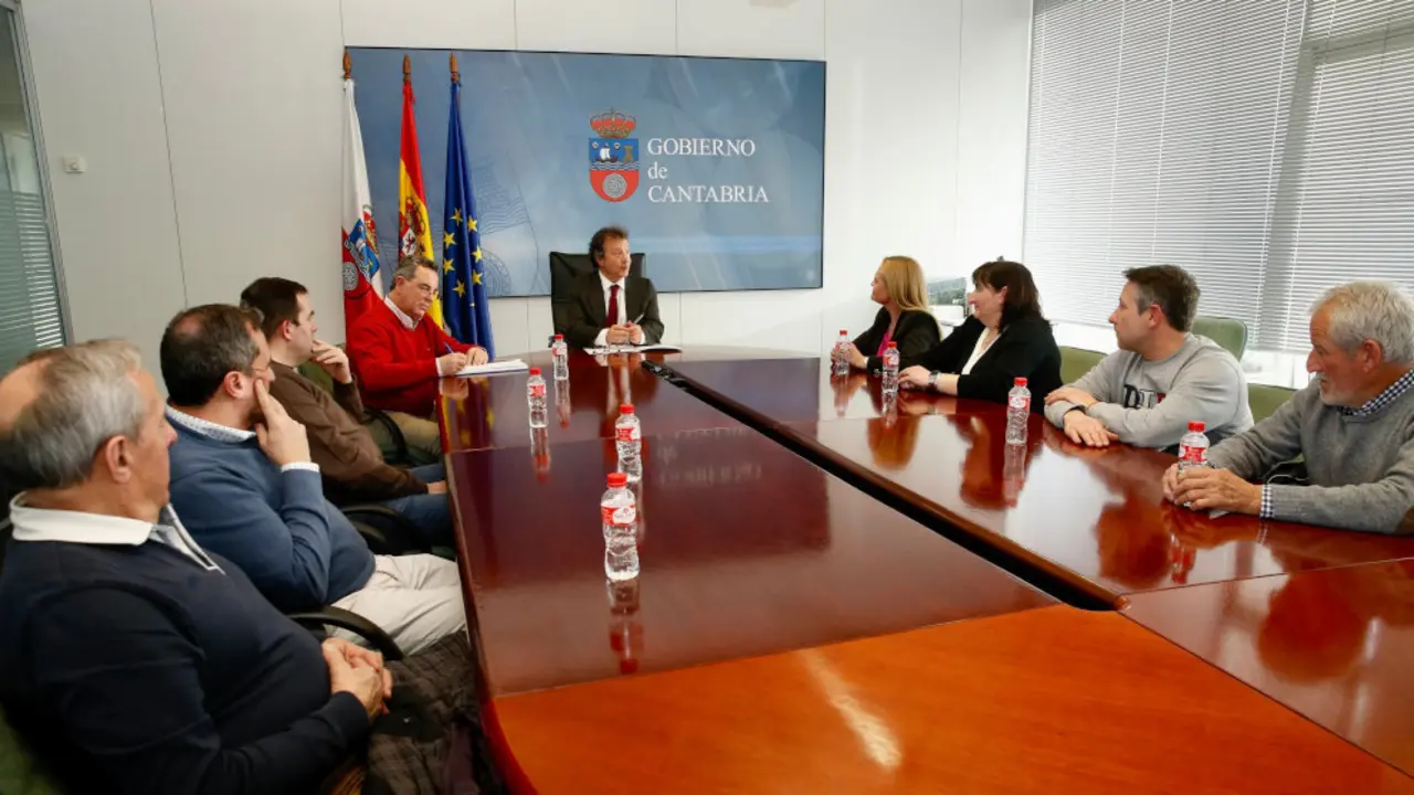 El consejero de Desarrollo Rural, Ganadería, Pesca y Alimentación, Pablo Palencia, se reúne con representantes del sector regional del pan