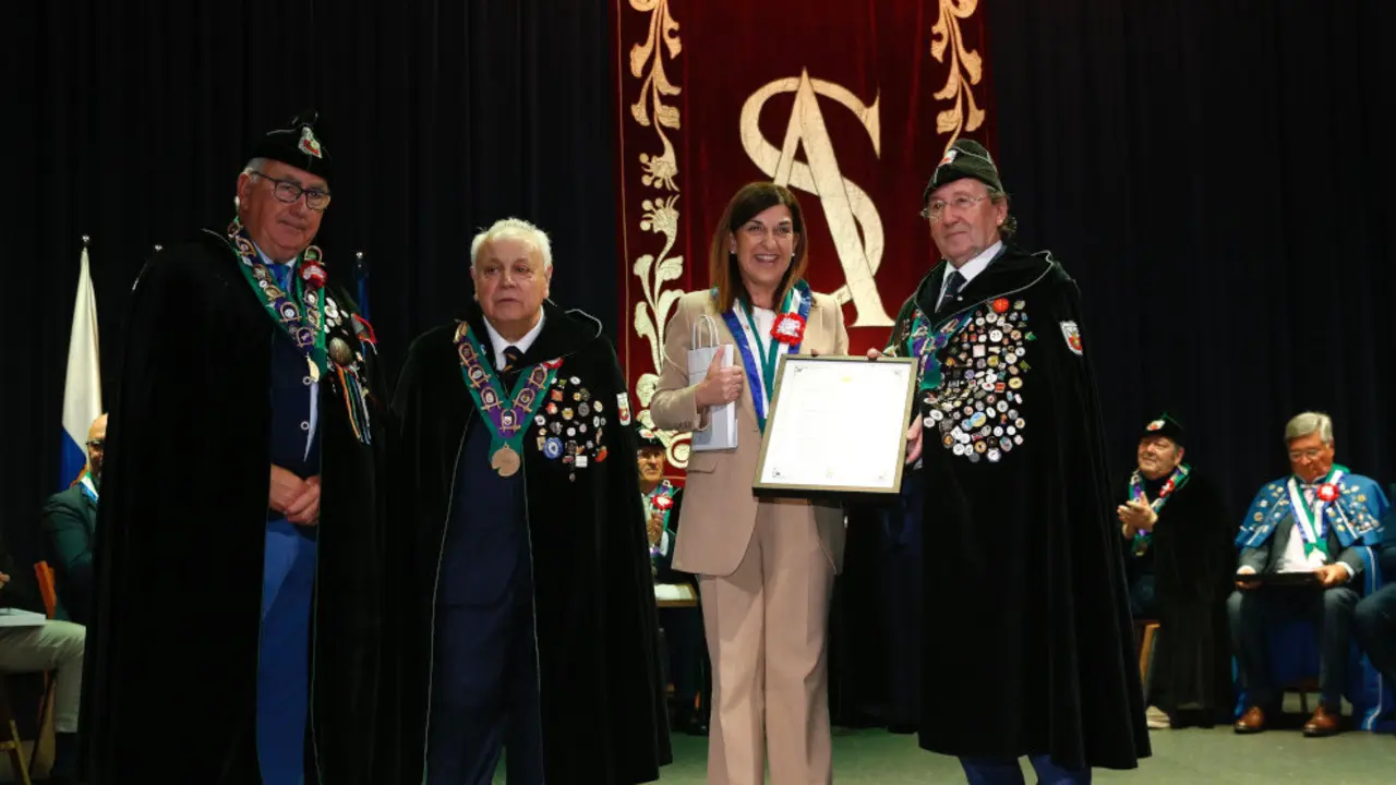 La presidenta regional, María José Sáenz de Buruaga, es nombrada cofrade de honor de la Cofradía del Queso de Cantabria