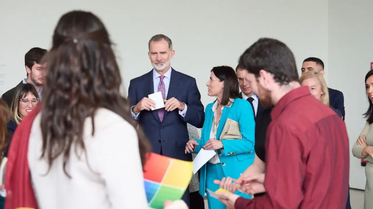 El Rey Felipe VI asiste a una talent session en el Centro Botín junto a 20 jóvenes