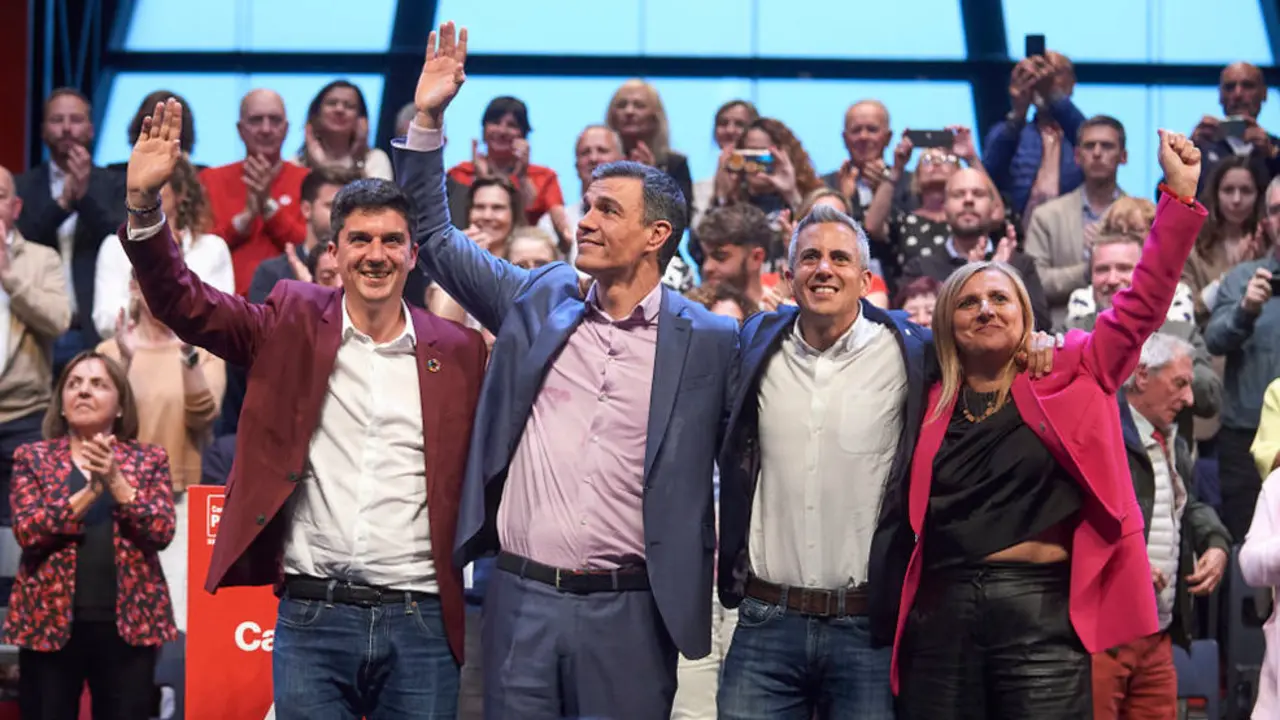 Pedro Sánchez junto al secretrio general del PSOE de Cantabria, Pablo Zuloaga; al portavoz del partido en Santander, Daniel Fernández; y a la diputada Noelia Cobo