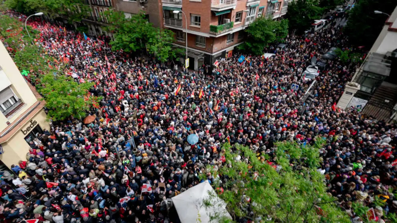 Miles de personas durante la concentración en la calle de Ferraz en apoyo al presidente del Gobierno, Pedro Sánchez