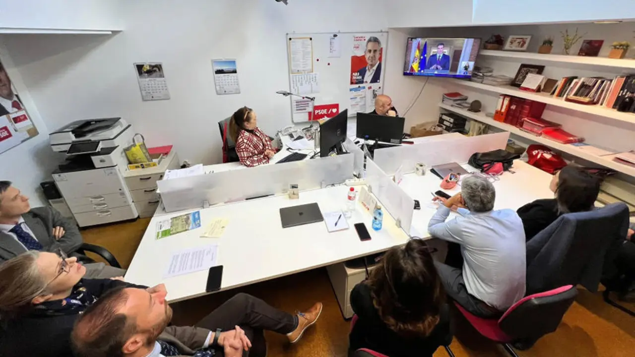 Los socialistas de Cantabria siguiendo la declaración institucional de Pedro Sánchez.