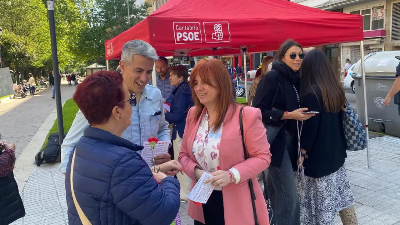 El secretario general del PSOE en Cantabria, Pablo Zuloaga, y la candidata socialista por Cantabria al Parlamento Europeo, Silvia Abascal, en un acto de campaña