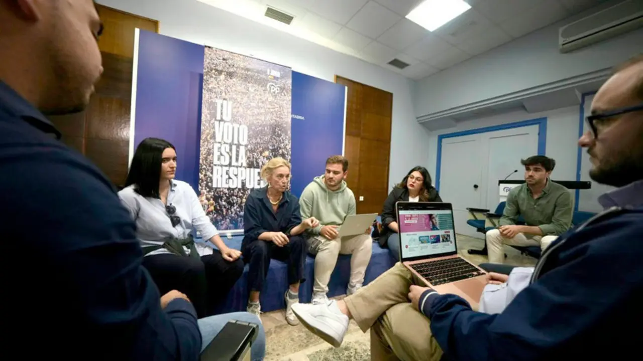 La candidata cántabra del PP al Parlamento Europeo, María Luisa Peón, mantiene un encuentro con jóvenes de Nuevas Generaciones