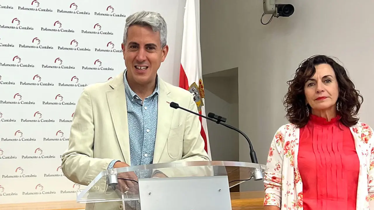 El secretario general del PSOE Cantabria, Pablo Zuloaga, durante la rueda de prensa