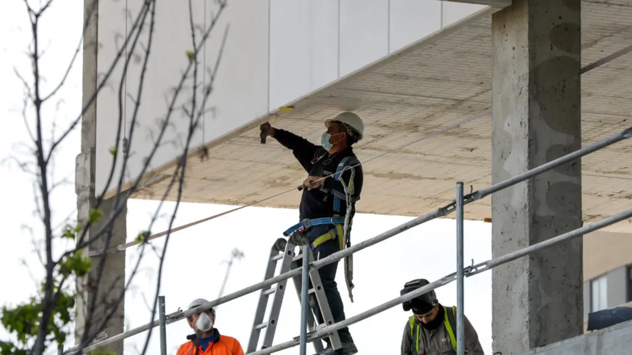 Varios trabajadores de la construcción