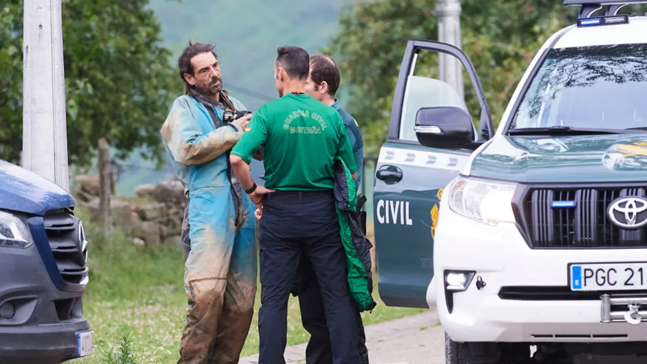 Ni los espeleólogos ni la empresa que habían contratado avisaron previamente al 112