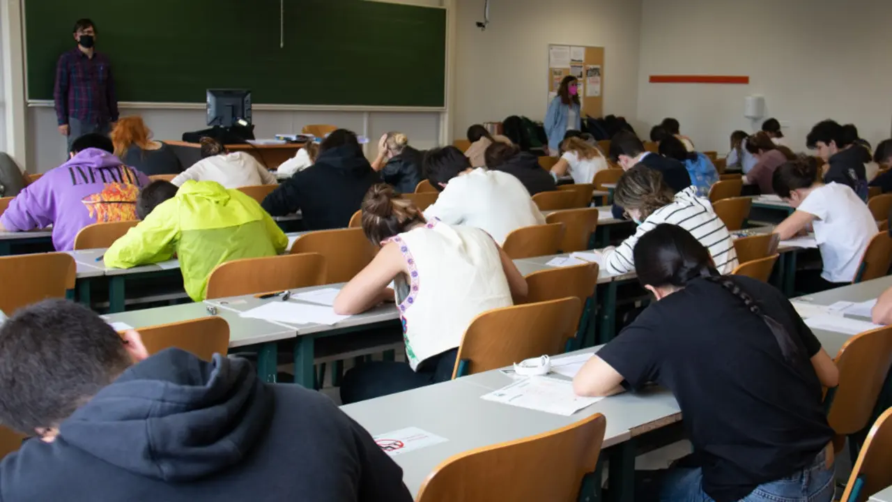 Estudiantes en un examen