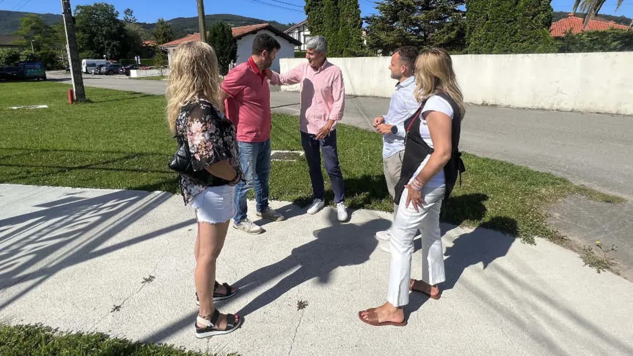 El líder del PSOE de Cantabria, Pablo Zuloaga, durante su visita a Liendo