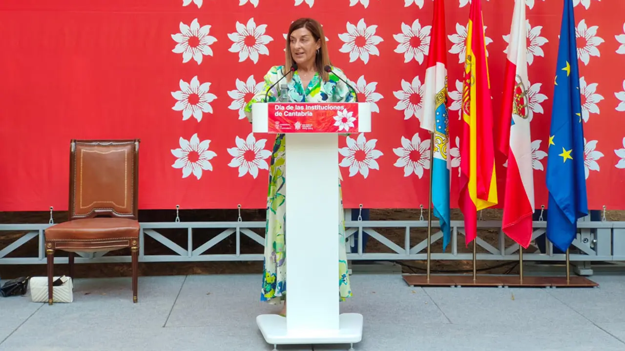 La presidenta de Cantabria, María José Sáenz de Buruaga, durante su discurso en el Día de las Instituciones | Foto- edc