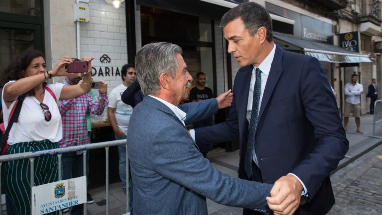 MIguel Ángel Revilla y Pedro Sánchez, momentos antes de acceder al restaurante en el que han comido este miércoles