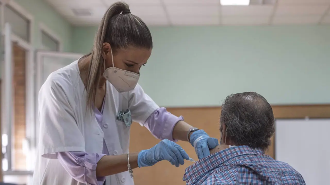 Imagen de una enfermera y un paciente