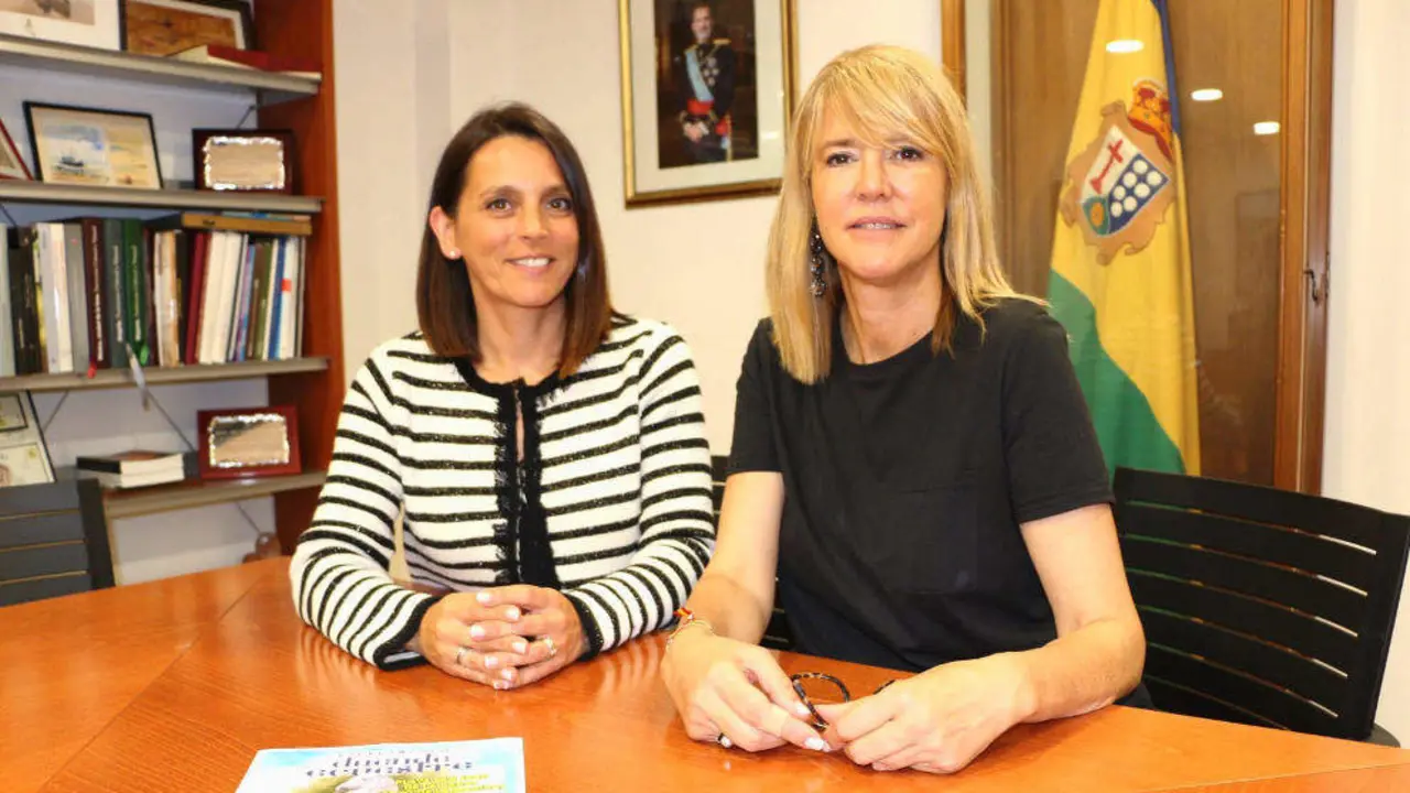 La alcaldesa de Santa Cruz de Bezana, Carmen Pérez Tejedor, y la concejala de Turismo, Agencia de Desarrollo Local y Asuntos Europeos, Manuela Bolado 