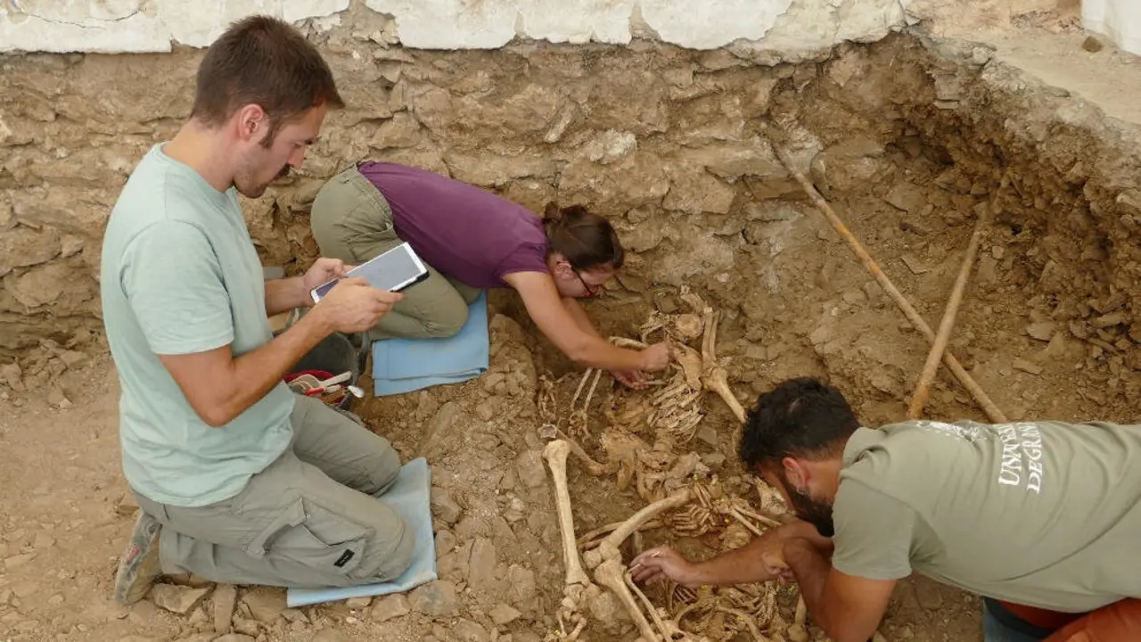 Equipo de intervención durante las tareas de excavación y documentación de víctimas de la Guerra Civil