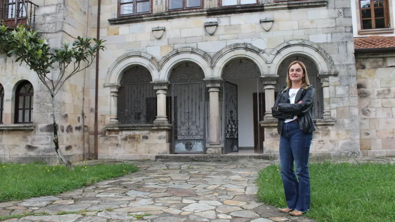 La regionalista Ana Obregón en la fachada del Ayuntamiento de Santa María de Cayón