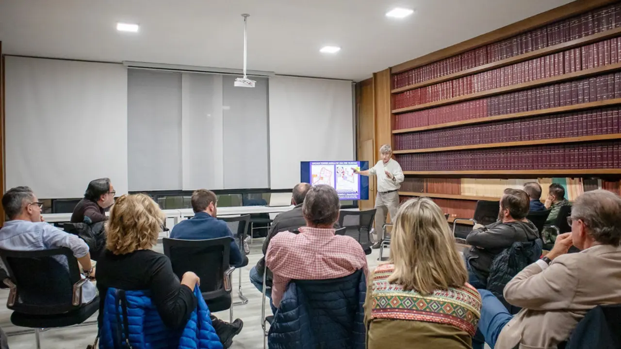 El portavoz de la Plataforma Salvar Torrelavega, Angel Herreros, en una asamblea de comerciantes sobre la delimitación de la Zona de Bajas Emisiones