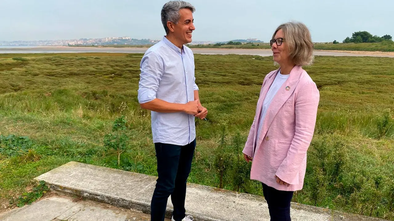 Zuloaga con la concejala del PSOE en Ribamontán al Mar