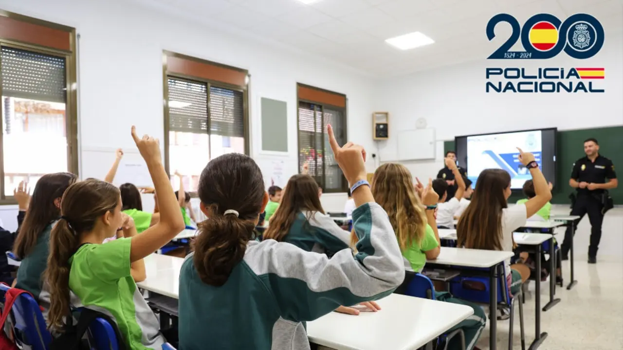 La Policía Nacional retoma sus charlas educativas en los colegios contra el acoso.