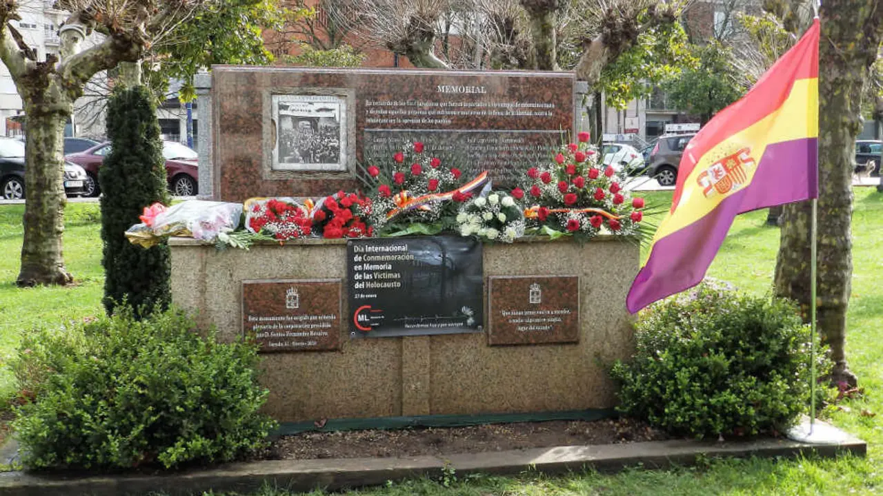 El Memorial de los Deportados laredanos tras depositarse las flores