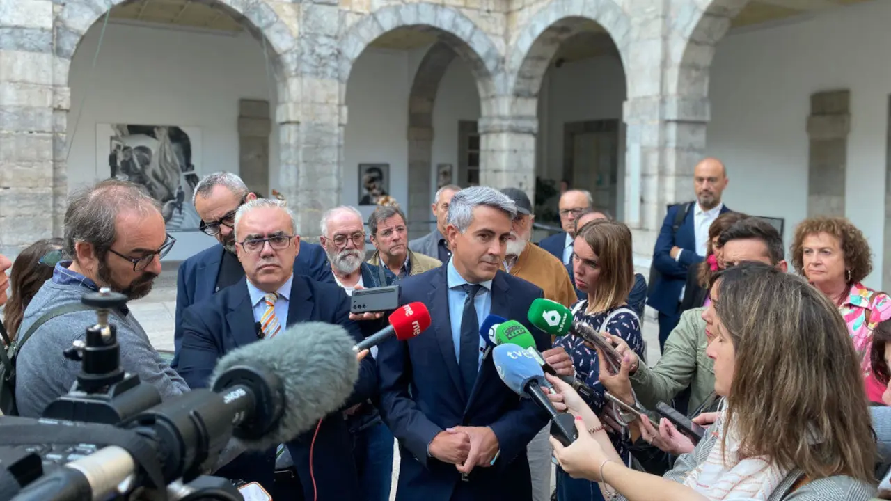 Zuloaga en el patio del Parlamento