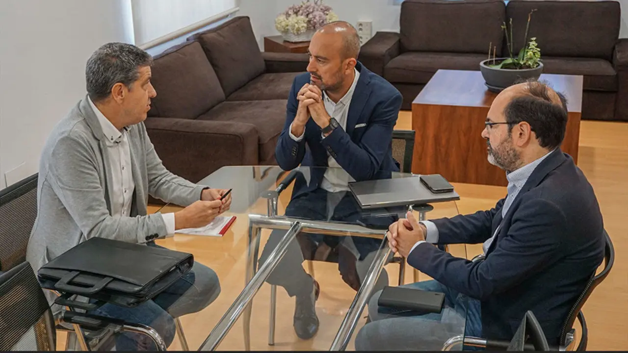 El alcalde de Torrelavega, Javier López Estrada, se ha reunido con el presidente del recién creado Colegio de Ciencias Políticas y Sociología de Cantabria, Francisco Sierra, para analizar vías de colaboración entre el Ayuntamiento y esta nueva entidad - AYUNTAMIENTO DE TORRELAVEGA