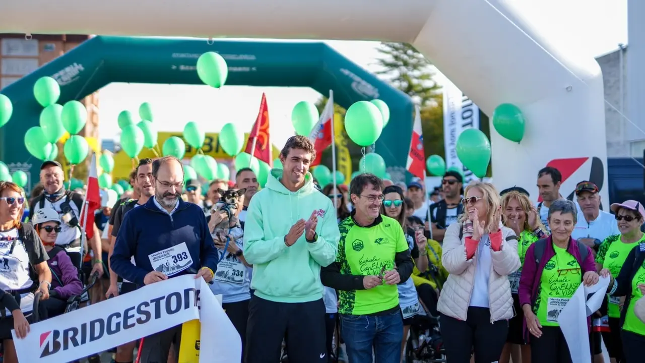 Más de 520 personas participan en la 'III Marcha Popular Bridgestone. Subida al Dobra' en Torrelavega