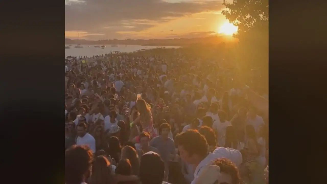 Imagen de uno de los macrobotellones en El Puntal de Somo | Foto- TikTok