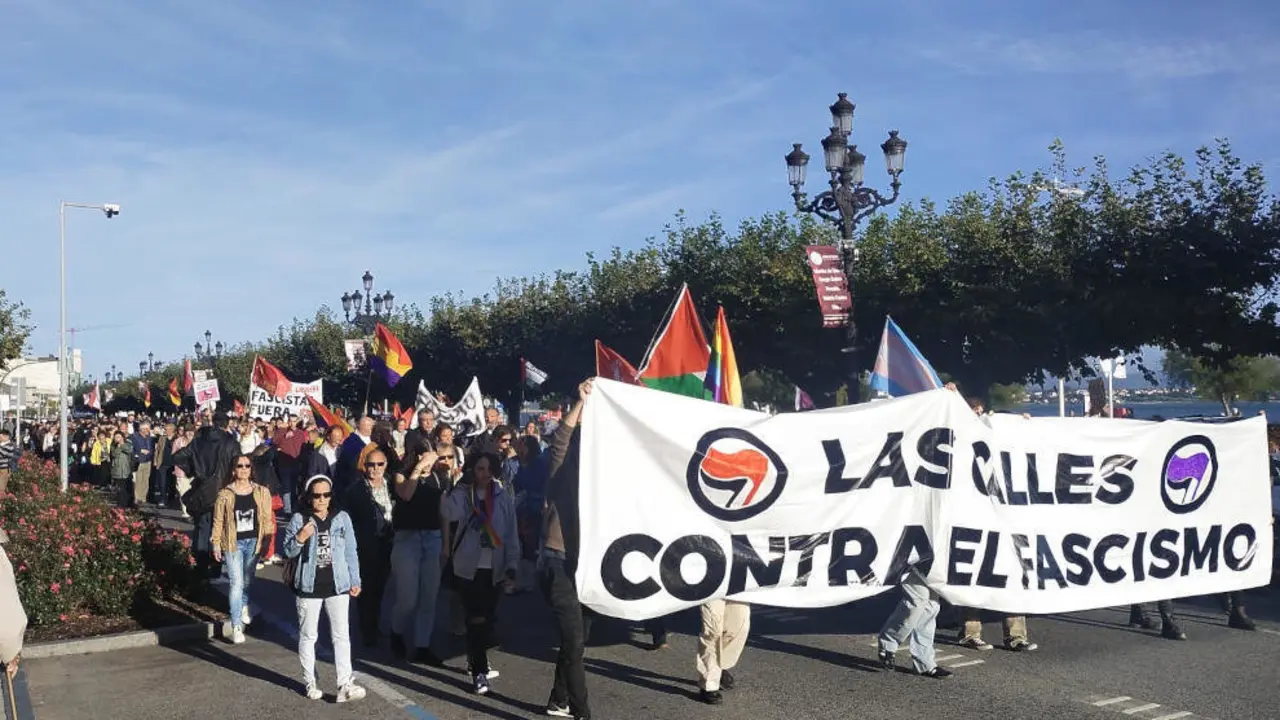 ¡Alrededor de 400 personas recorren Santander contra la celebración del 'Galerna Fest'