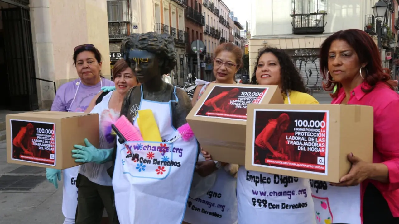 Empleadas del hogar entregan varias cajas con firmas recogidas pidiendo protección laboral