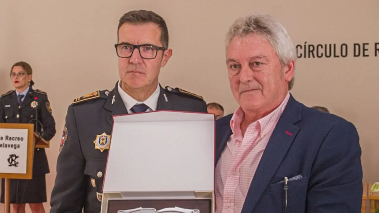 Miguel Ángel Calleja, primero por la derecha, en el acto en el que recibió una placa por su jubilación