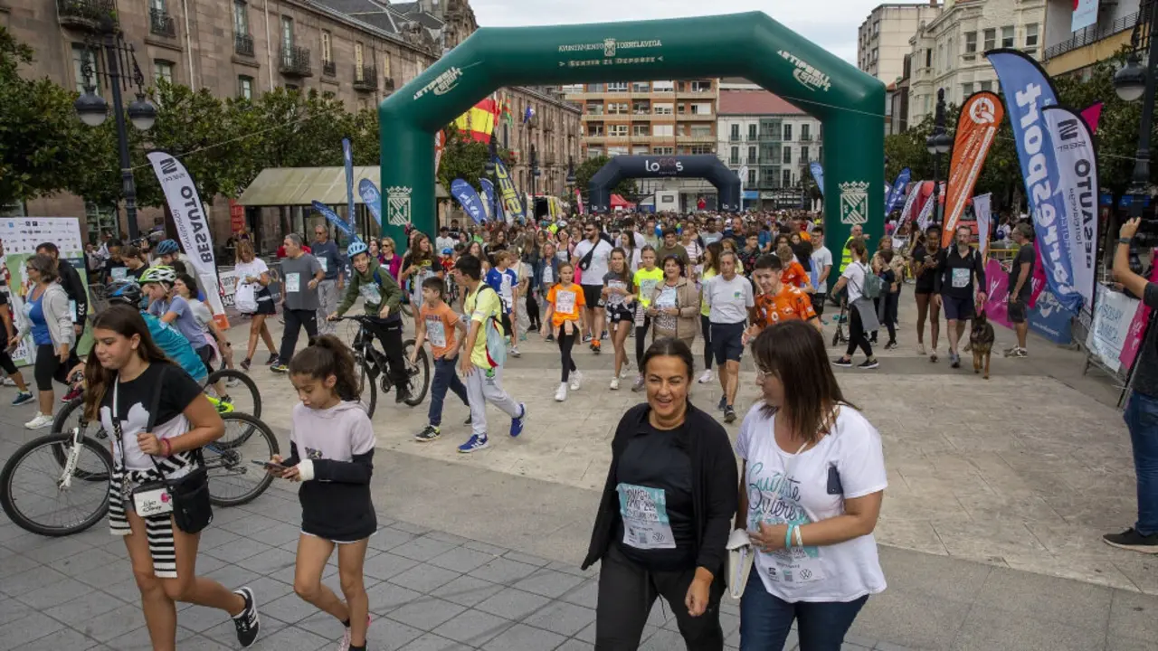 Miles de personas participan en la 37 marcha AMAT que ha recorrido las calles de Torrelavega