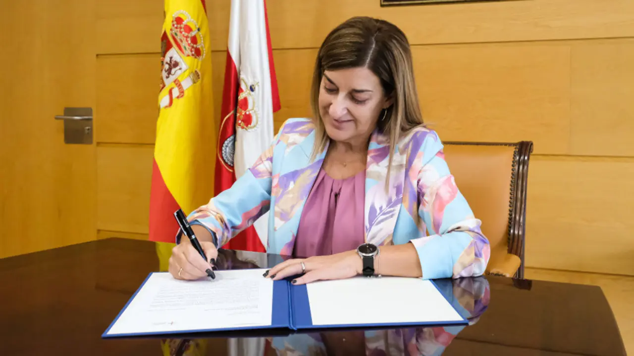 La presidenta de Cantabria, María José Sáenz de Buruaga, firma la carta a Óscar Puente