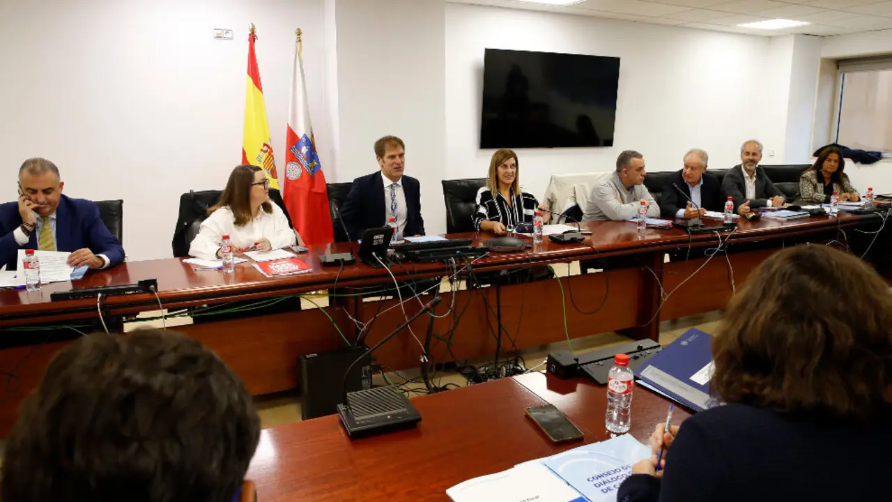 La presidenta de Cantabria, María José Sáenz de Buruaga, preside el pleno del Consejo del Diálogo Social. 17 oct 24