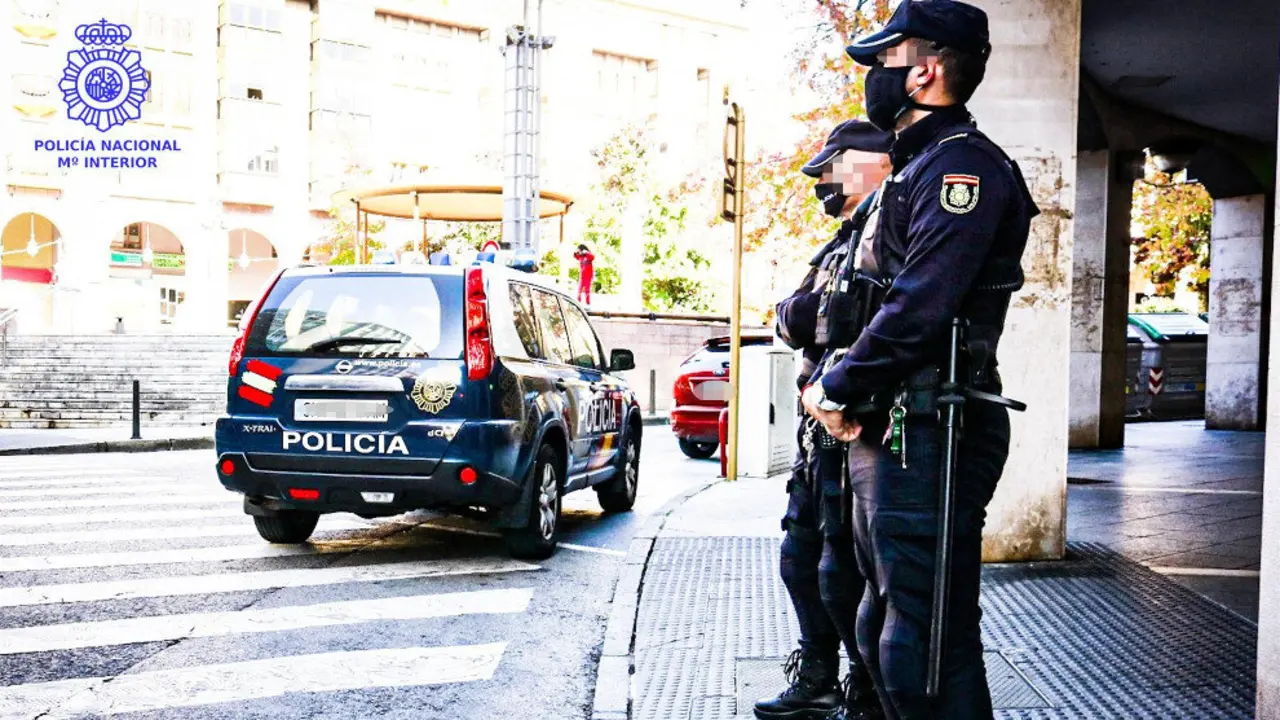 Policía Nacional por las calles de Torrelavega