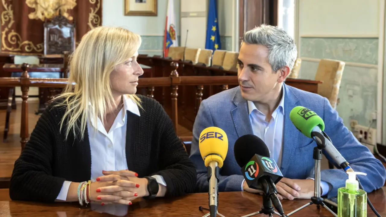 El secretario general del PSC-PSOE, Pablo Zuloaga, y la alcaldesa de Castro Urdiales, Susana Herrán.