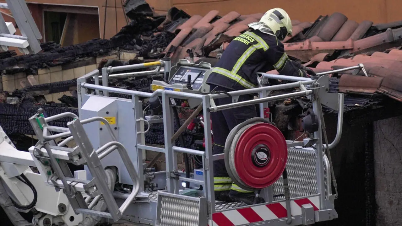 Agentes del equipo de bomberos trabaja en el edificio derrumbado