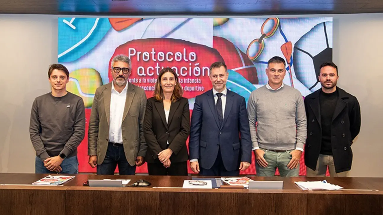 El consejero de Cultura, Turismo y Deporte, Luis Martinez Abad, y la directora general de Deporte, Susana Ruiz, junto con Gonzalo Silió y Victor Diego, del Racing en la presentación del Protocolo contra la violencia infantíl y adolescente en el deporte