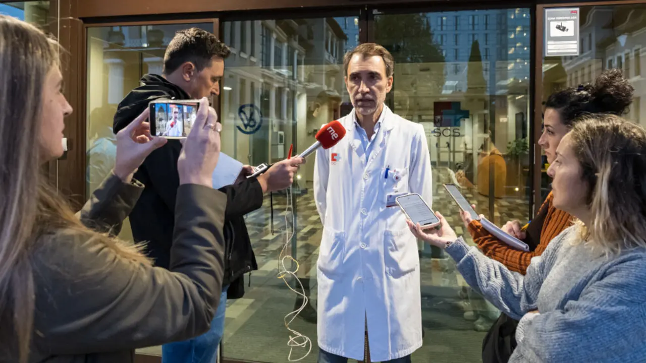 Ramón Herrería, director médico de Valdecilla, dando el primero informe sobre los ingresados en el hospital por la explosión del edificio en La Albericia. 26 de octubre de 2024 © Raúl Lucio