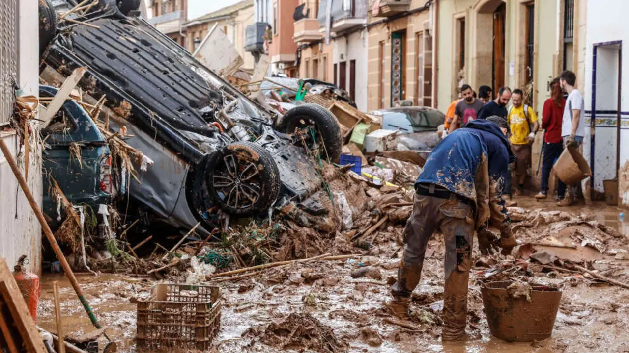 Varias personas limpian los estragos ocasionados por la DANA en Paiporta