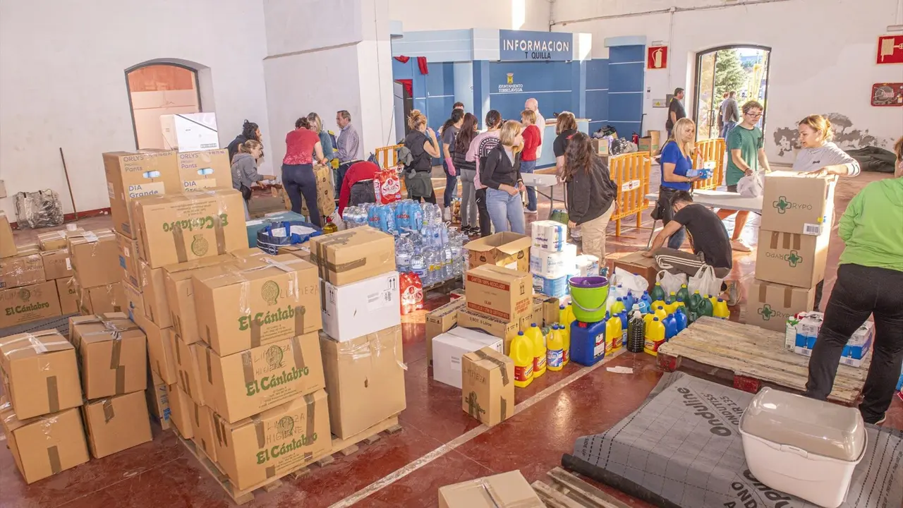 Torrelavega envía más de 60 toneladas de material para los afectados por la DANA