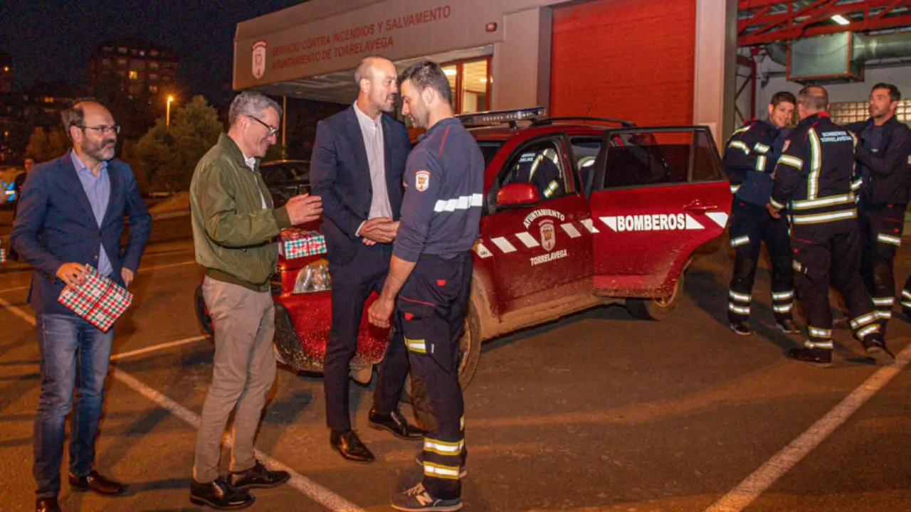 El alcalde de Torrelavega recibiendo a los bomberos que se trasladaron a Valencia | Foto- G. Hernández