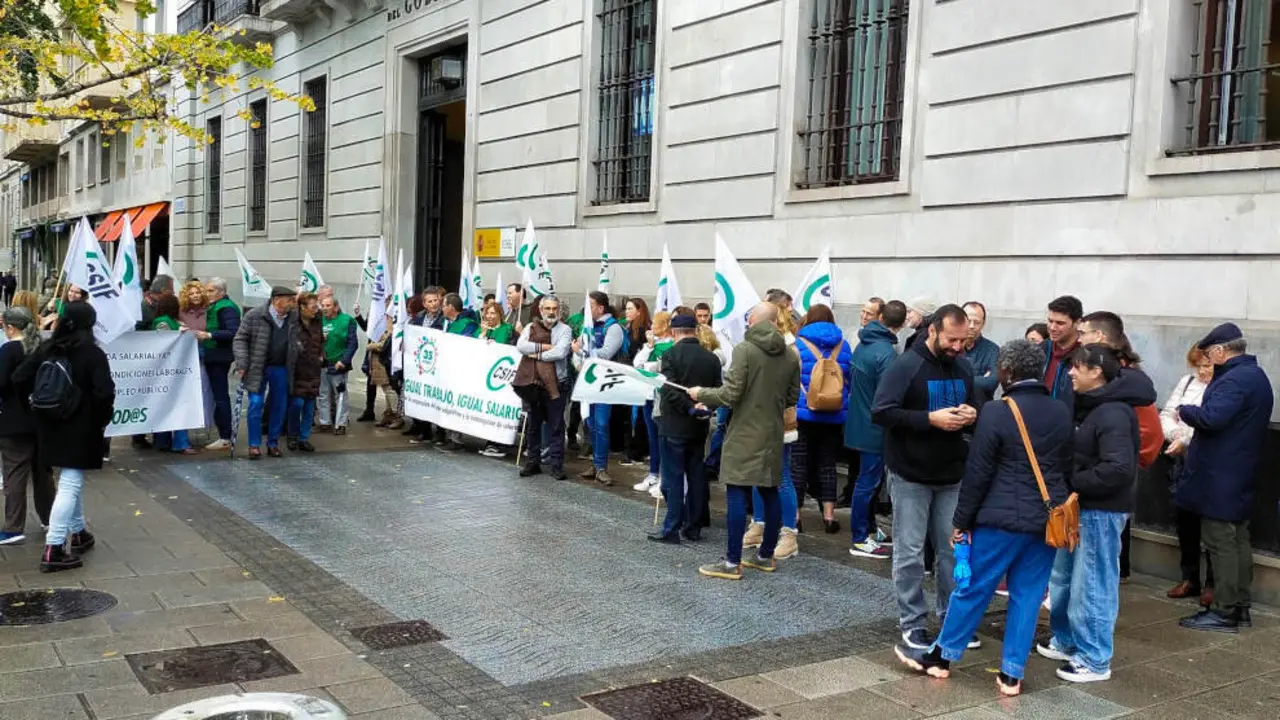 Unas 80 personas se concentran en Santander para la mejora de las condiciones salariales de los funcionarios