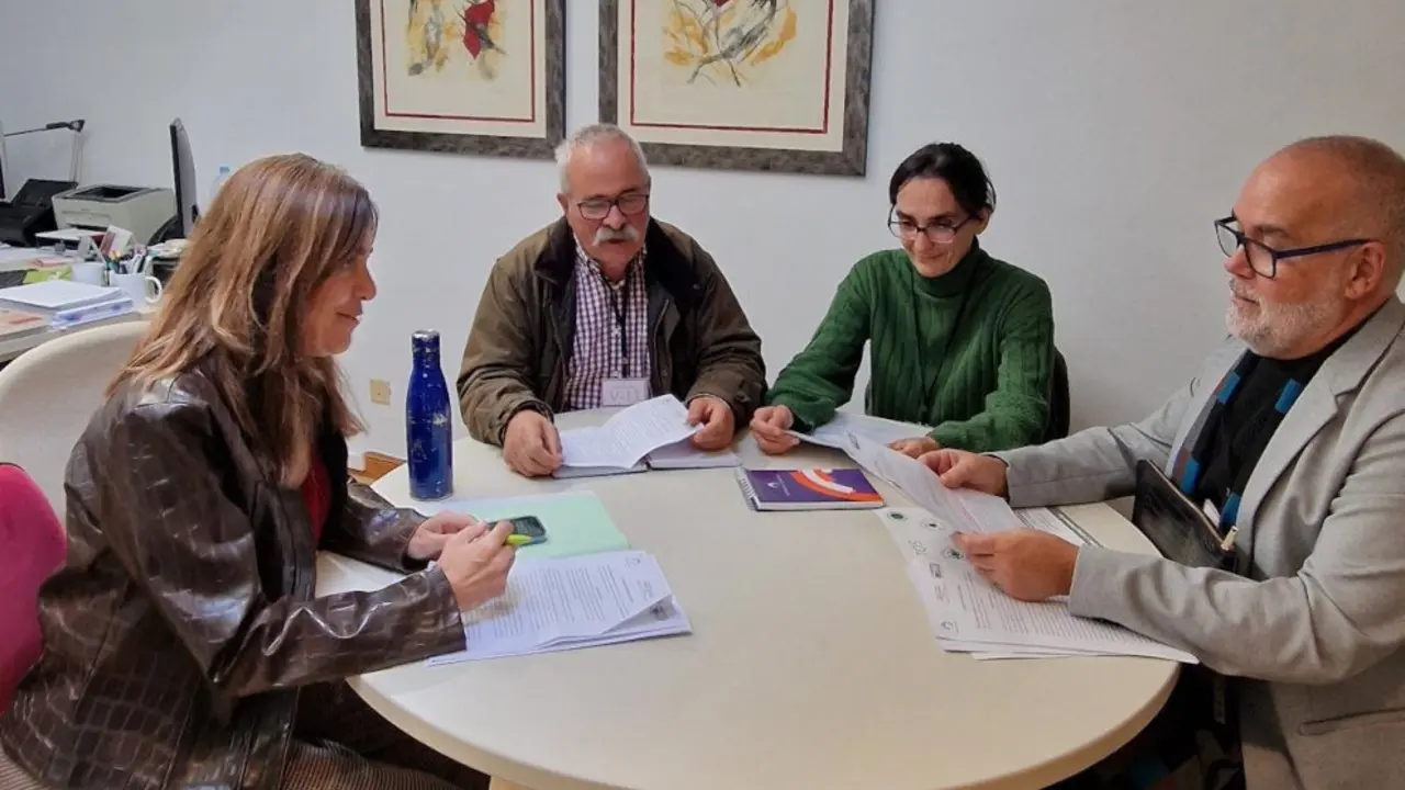 La diputada regionalista Paula Fernández, en una reunión con los representantes de AFA Cantabria