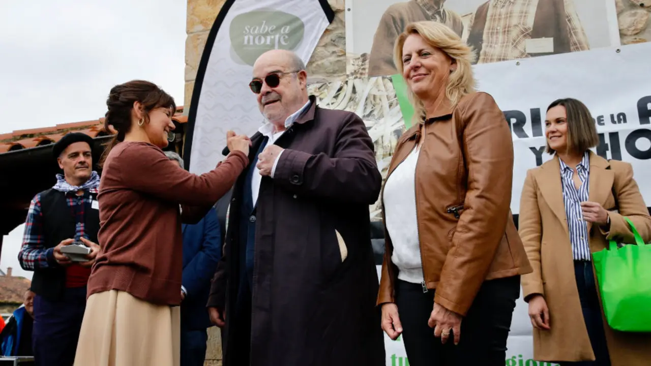 El actor Antonio Resines recibe la 'Alubia de Oro' de Casar de Periedo