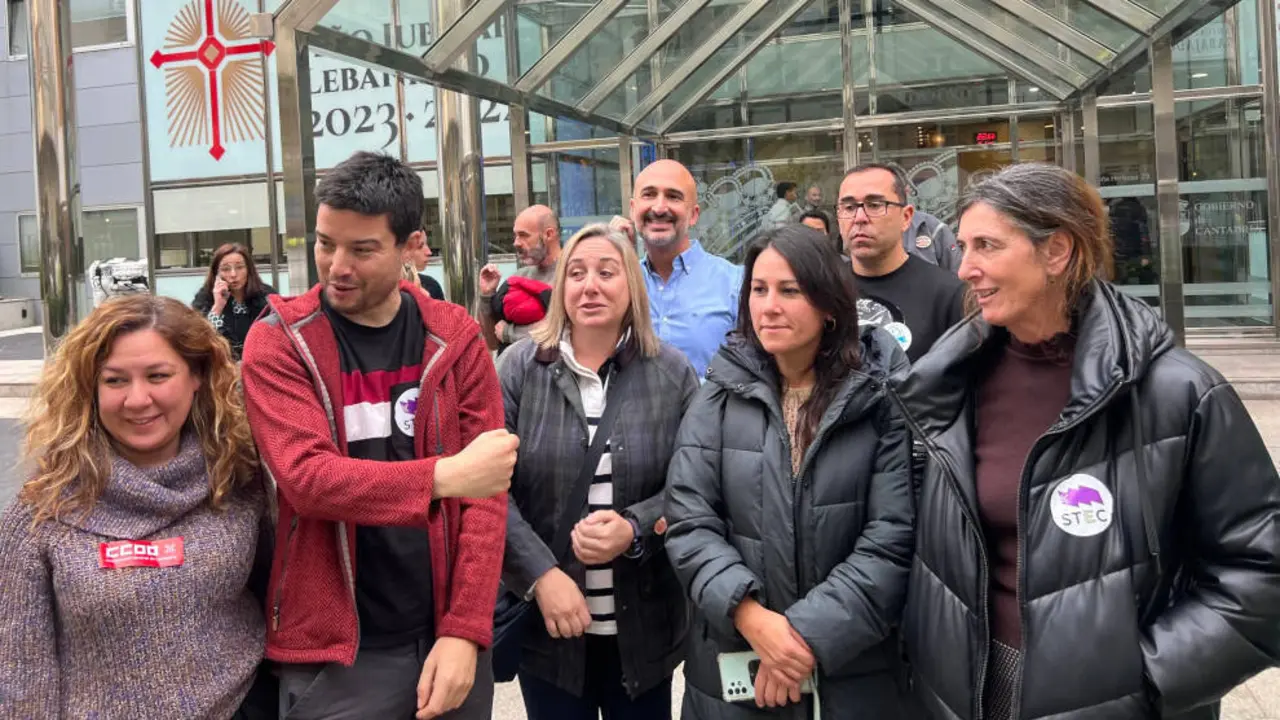 Representantes de la Junta de Personal Docente intervienen ante los medios a las puertas del Gobierno de Cantabria en su tercer día de encierro