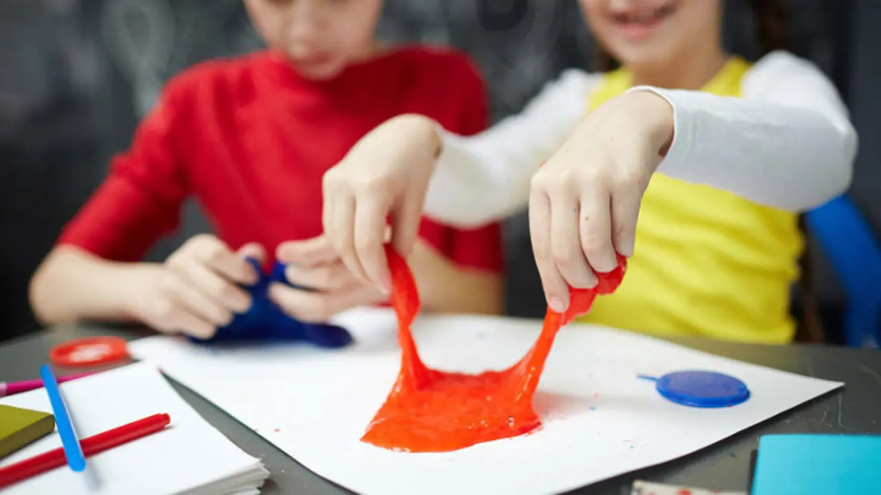 Niños jugando con una plastilina