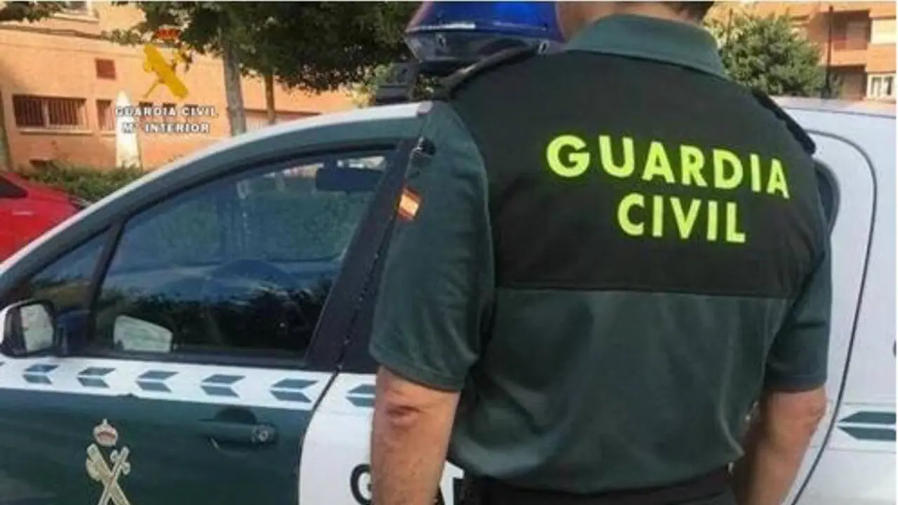 Un agente y un coche de la Guardia Civil