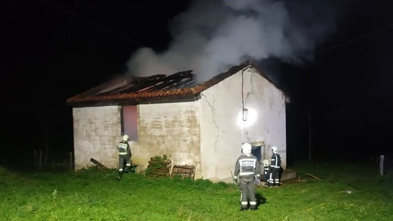 Incendio de cabaña ganadera | Foto- Protección Civil de Corvera de Toranzo