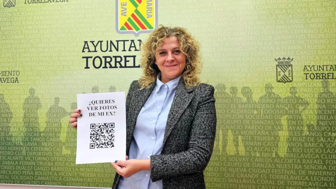 La concejala de Igualdad, Patricia Portilla, con el cartel de la campaña de prevención de la violencia de género digital