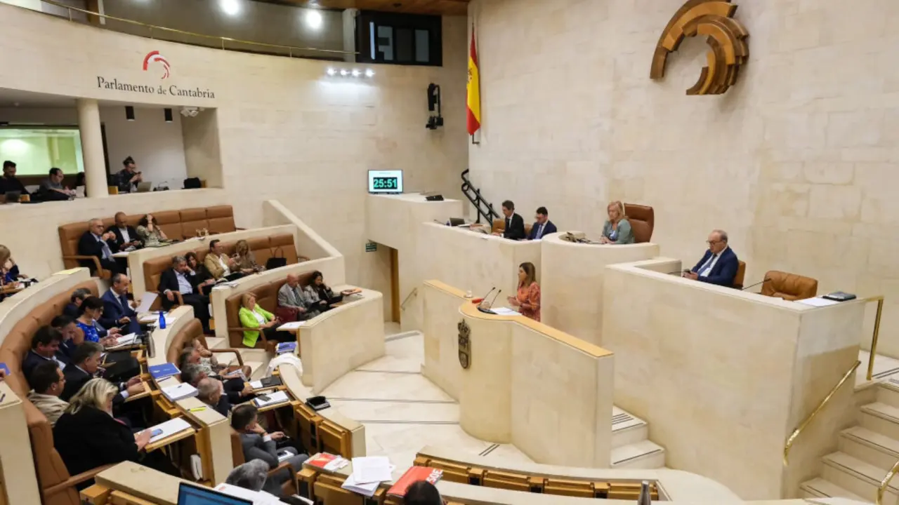 La presidenta de Cantabria, María José Sáenz de Buruaga, en el Pleno del Parlamento